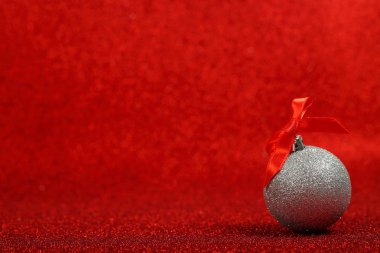 Soyut kırmızı ışık arka planında gösterişli noel ya da yeni yıl dekoru