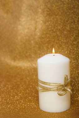 Noel yılbaşı mum Altın ışık bokeh pırıltılar parti arka plan üzerinde