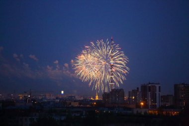Saint Petersburg, Rusya'nın gece gökyüzünde havai fişek