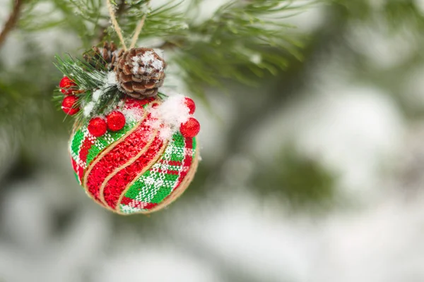 Vackra Jul Dekorativ Boll Trädet Täckt Med Snö — Stockfoto