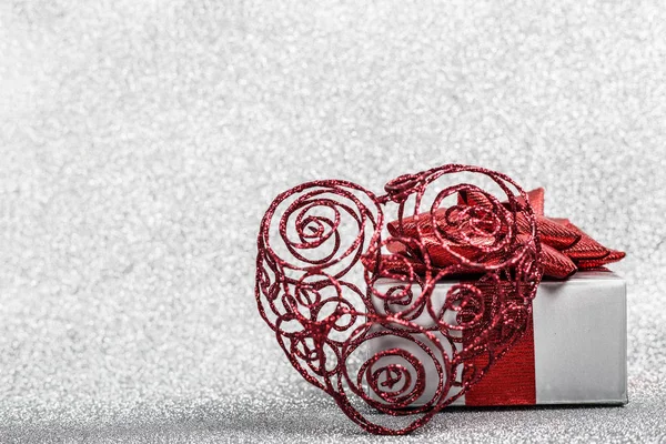 Kerst Vakantie Samenstelling Van Feestelijke Inrichting Hartvormige Bal Gift Box — Stockfoto
