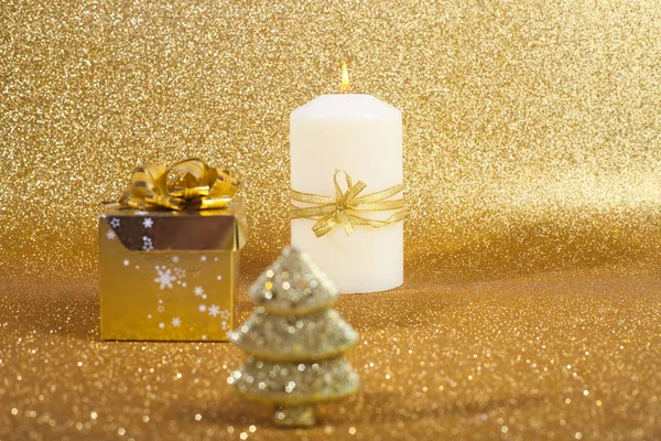 Weihnachtskerze Und Dekor Auf Abstraktem Gold Glitzert Bokeh Hintergrund — Stockfoto