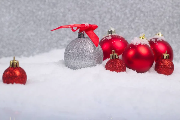 Röd Och Silver Julgranskulor Snö Glitter Bakgrund — Stockfoto