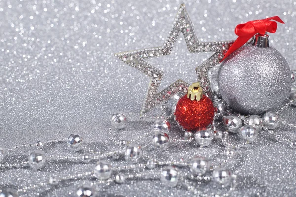 Decoración Navidad Sobre Fondo Plata Brillante Brillo Con Espacio Copia —  Fotos de Stock