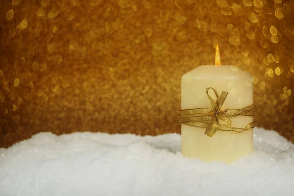 Рождественская Свеча Золотым Рождественским Декором Снегу Фоне Блесток — стоковое фото