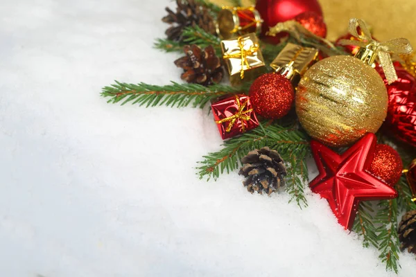 Tarjeta Navidad Con Adornos Rojos Regalos Sobre Fondo Nieve Con — Foto de Stock