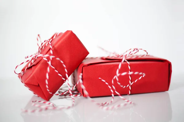 Cajas Regalo Navidad Envueltas Papel Rojo Arco Cuerda Tropezada Sobre — Foto de Stock