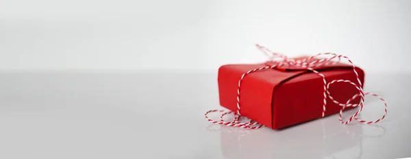 Caja Regalo Navidad Envuelta Papel Rojo Arco Cuerda Tropezada Sobre —  Fotos de Stock