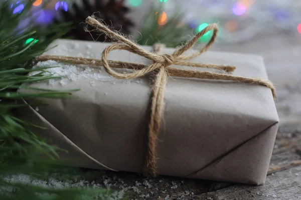 Простой Подарок Рождество Деревянном Фоне Снегом Гирляндой — стоковое фото