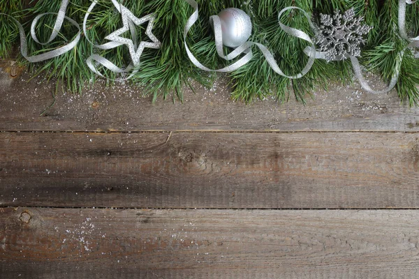 Tarjeta Navidad Sobre Fondo Madera Con Abeto Nieve Decoración Plata — Foto de Stock