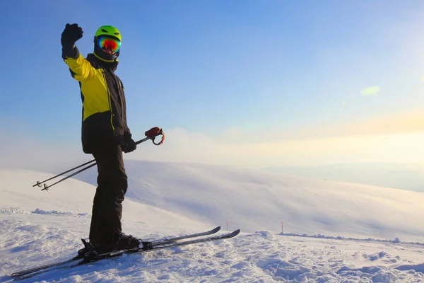 Skieur Sur Piste Ski Avec Des Montagnes Arrière Plan — Photo