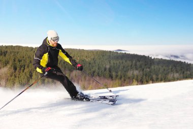 Kayakçı yokuş aşağı sabah dağlarda Kayak tesisi Spindleruv Mlyn, Krkonose, Çek Cumhuriyeti