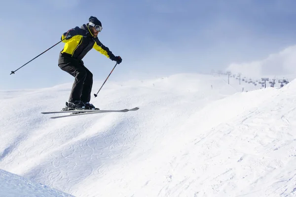 Skieur Sautant Saut Avec Les Hautes Montagnes Alpines — Photo