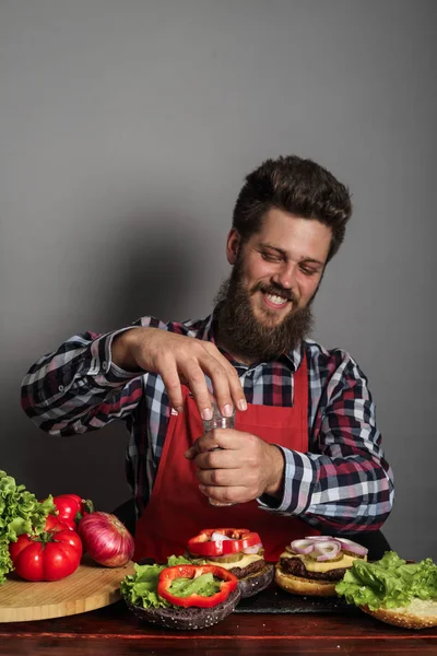 Hombre Cocinando Hamburguesas Frescas Hechas Mismo Cerca — Foto de Stock