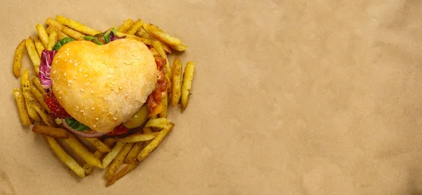 Kształcie Serca Hamburger Frytki Miłość Burger Fast Food Concept Tle — Zdjęcie stockowe