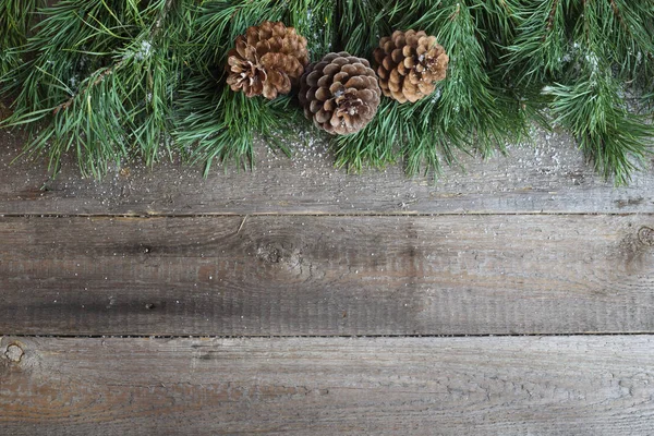 Tarjeta Navidad Sobre Fondo Madera Con Abeto Nieve Conos Pino —  Fotos de Stock