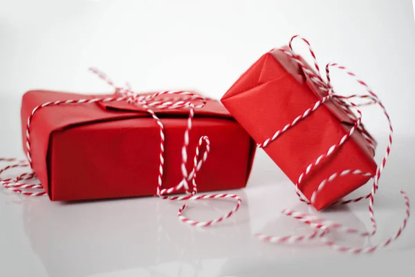 Cajas Regalo Navidad Envueltas Papel Rojo Arco Cuerda Tropezada Sobre — Foto de Stock