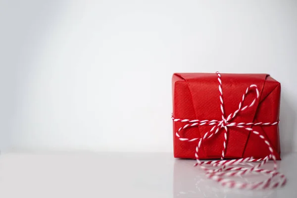 Caja Regalo Navidad Envuelta Papel Rojo Arco Cuerda Tropezada Sobre — Foto de Stock