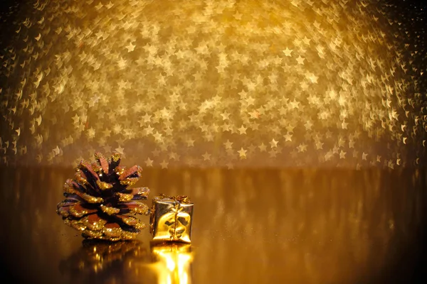 Decoración Navideña Conos Pino Regalos Decorativos Estrella Dorada Fondo Bokeh —  Fotos de Stock