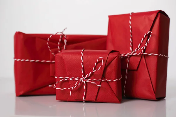 Cajas Regalo Navidad Envueltas Papel Rojo Arco Cuerda Tropezada Sobre —  Fotos de Stock