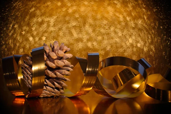 松ぼっくりと装飾のギフト黄金星ボケ背景のクリスマス デコレーション — ストック写真