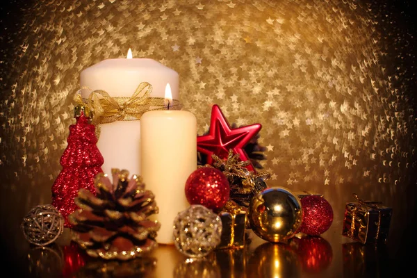 Kerstdecoratie Van Brandende Kaars Decor Gouden Sterren Bokeh Achtergrond — Stockfoto