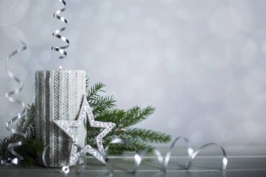 Kıvrımlı kurdele kurdeleli yeni yıl mumu ışıltılı bokeh ışıkları arka planında metin alanı için fotokopi alanı ile birlikte.