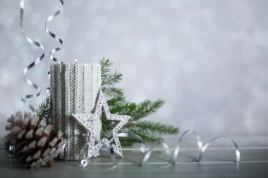 Kıvrımlı kurdele kurdeleli yeni yıl mumu ışıltılı bokeh ışıkları arka planında metin alanı için fotokopi alanı ile birlikte.