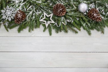 Noel arka plan ile çam dalları, dekor ve kar beyaz tonda doğal ahşap tahta arka plan doku provence stili için kopya alanı metin için