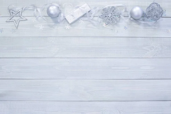 圣诞节前夕 在白色色调的天然木制板材背景质感上铺上白色易碎的装饰品 并附有文字复制空间 — 图库照片