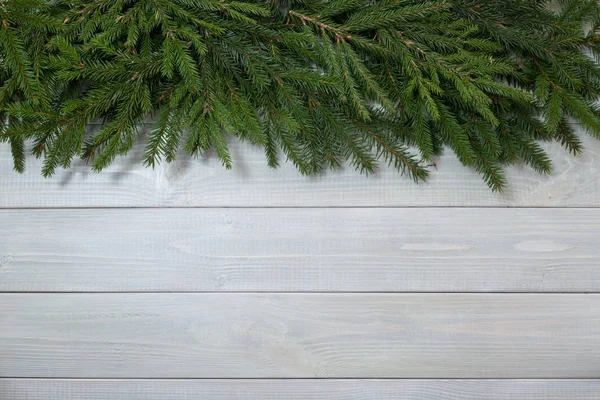 Weihnachten Hintergrund Mit Tannenzweigen Auf Weiß Getönten Natürlichen Holzplanke Hintergrund — Stockfoto