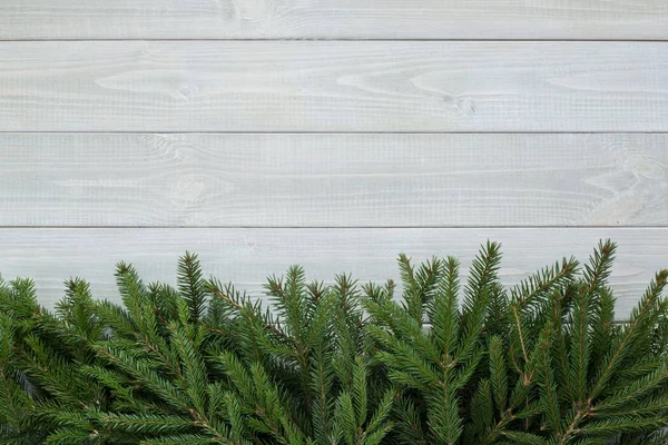 Weihnachten Hintergrund Mit Tannenzweigen Auf Weiß Getönten Natürlichen Holzplanke Hintergrund — Stockfoto