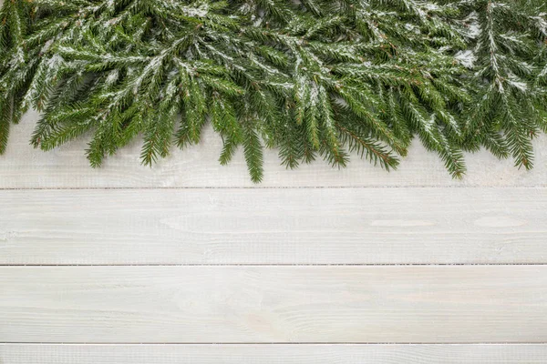 Fondo Navideño Con Ramas Abeto Nieve Sobre Tabla Madera Natural —  Fotos de Stock