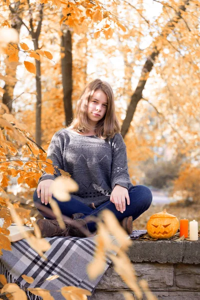 Beautiful Teenager Girl Sitting Autumn Garden Fence Woolen Plaid Blanket — Stock Photo, Image