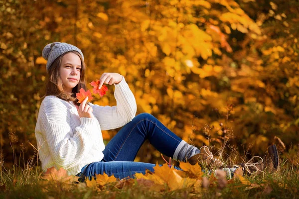 Retrato Una Adolescente Bastante Agradable Sentada Parque Otoño Fondo Con —  Fotos de Stock