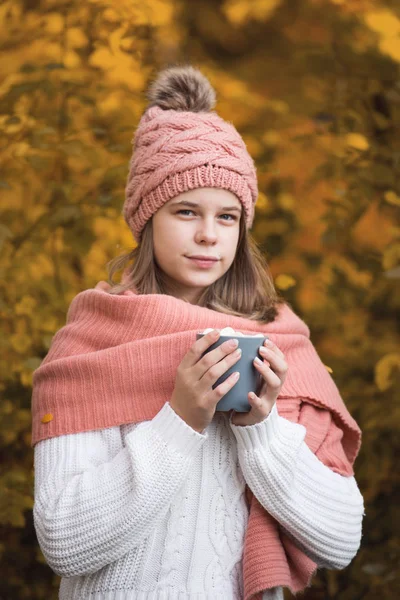 Retrato Una Adolescente Bastante Agradable Bebiendo Cacao Caliente Con Malvaviscos —  Fotos de Stock