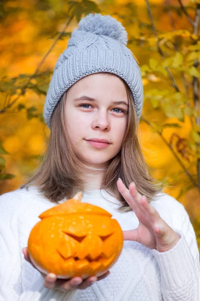 Adolescente Chica Celebración Halloween Calabaza Sobre Naranja Otoño Parque Fondo — Foto de Stock