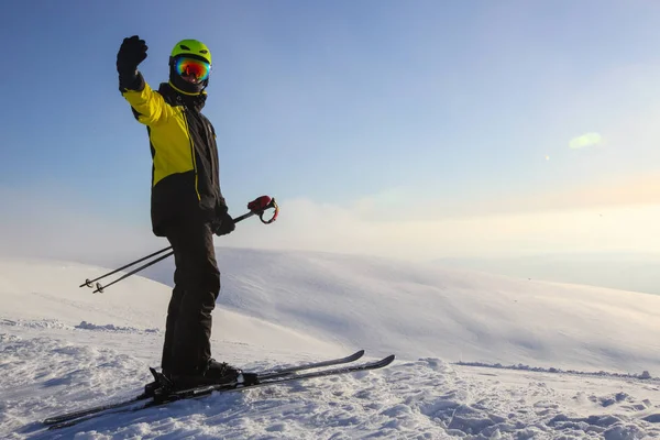 Skifahrer Auf Skipiste Mit Bergen Hintergrund — Stockfoto