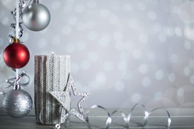 Kıvrımlı kurdele kurdeleli yeni yıl mumu ışıltılı bokeh ışıkları arka planında metin alanı için fotokopi alanı ile birlikte.