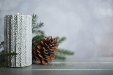 Kıvrımlı kurdele kurdeleli yeni yıl mumu ışıltılı bokeh ışıkları arka planında metin alanı için fotokopi alanı ile birlikte.