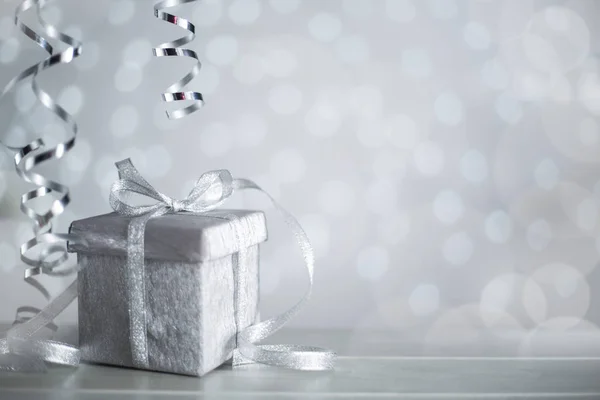 Silber Weihnachten Neujahrsgeschenk Mit Lockigen Luftschlange Band Schleife Über Glitzernden — Stockfoto