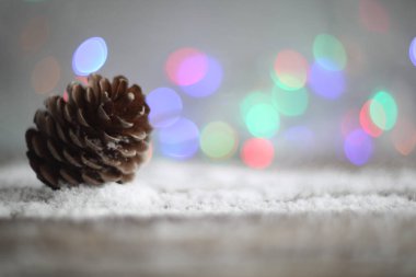 Noel kartı, çam kozalağı kar ile ahşap arka plan üzerinde. Kopya alanı ile göster