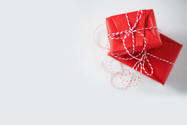 Cajas Regalo Navidad Envueltas Papel Rojo Arco Cuerda Tropezada Sobre —  Fotos de Stock