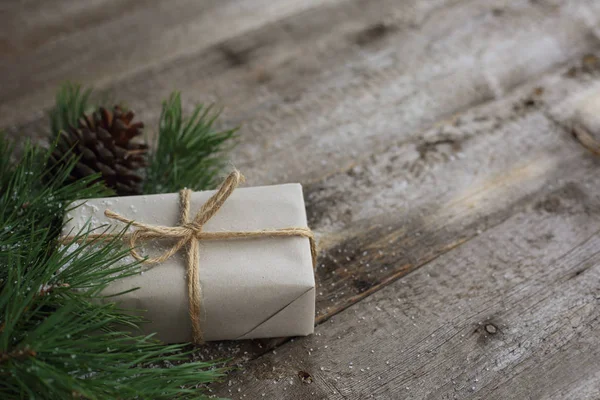 Простой Подарок Рождество Деревянном Фоне Снегом — стоковое фото