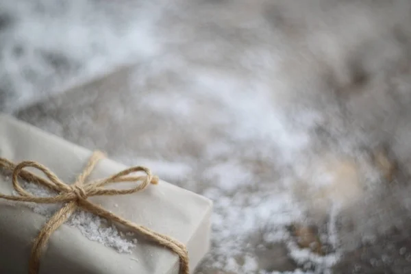 Простой Подарок Рождество Деревянном Фоне Снегом — стоковое фото