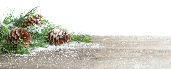 Noel Kartı Çam Koni Kar Ile Ahşap Tabloda Yeşil Dal — Stok fotoğraf