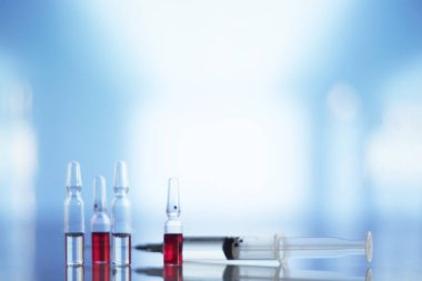 Hastanedeki masada şırınga ve tüpler var.