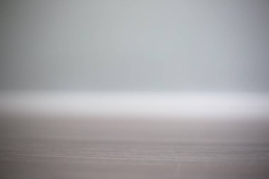 Boş duvar ve İskandinav odasının zemin zemin zemin zemininde beyaz çizgiler, metin için kopyalama alanı, yenileme, yeni ev sahipliği kavramı