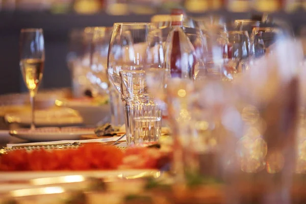 Servido Para Uma Mesa Jantar Banquete Com Copos Vinho Pratos — Fotografia de Stock