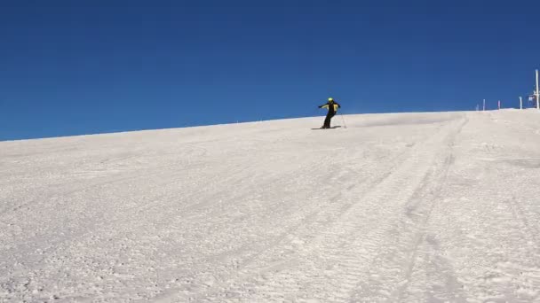 Esquiador Esquiando Cuesta Abajo Las Altas Montañas Bolchoi Voudyavr Kirovsk — Vídeos de Stock